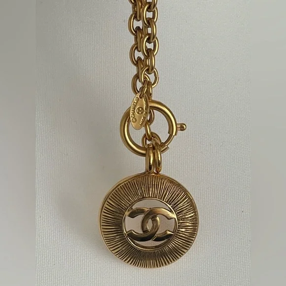 CHANEL CC Logo Sunburst necklace with box - Picture 5 of 9